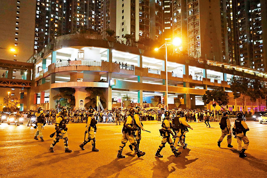 ●圖為2020年3月8日晚上將軍澳尚德停車場外聚集大批所謂「示威者」。 資料圖片