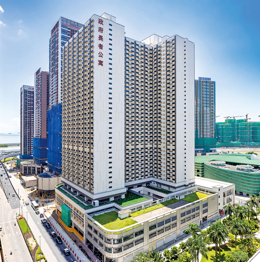 ●澳門特區政府推出「政府長者公寓」，為長者提供一個養老居所的新選擇。圖為2024年9月26日，澳門特區行政長官賀一誠為東北大馬路政府長者公寓主持揭牌儀式。