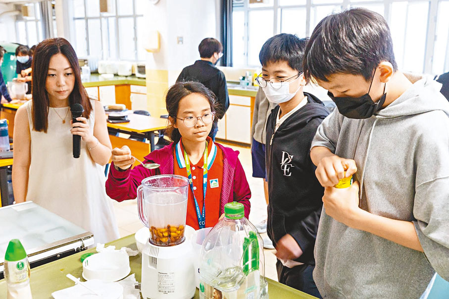 ●香港學生在課堂上訓練動手能力。 網上圖片