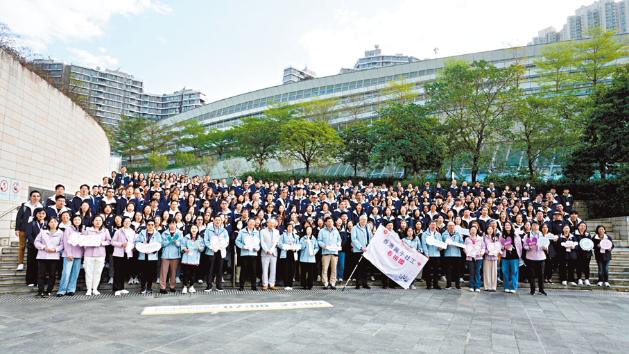 ●逾300位社福界同工昨日出發到廣州開展3日交流行程。香港文匯報記者黃洋港 攝