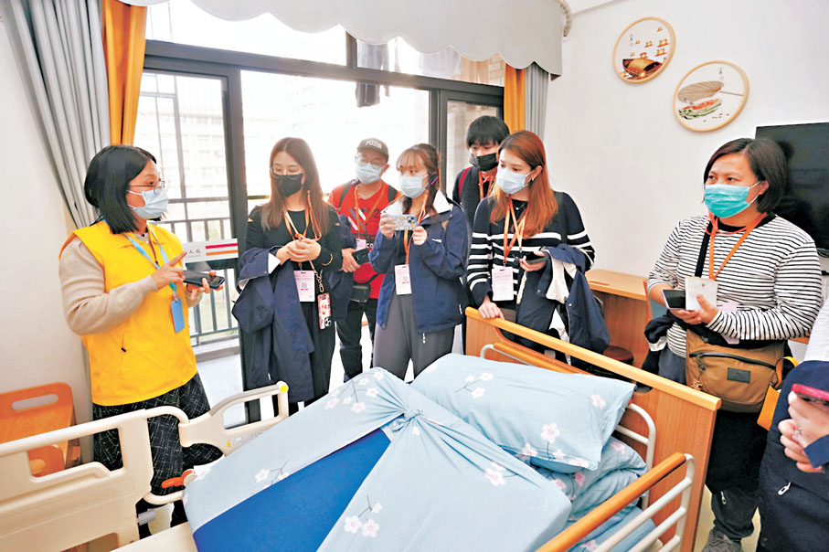 ●香港社工與廣州社工交流，了解當地老人院智能設施。香港文匯報記者黃洋港 攝