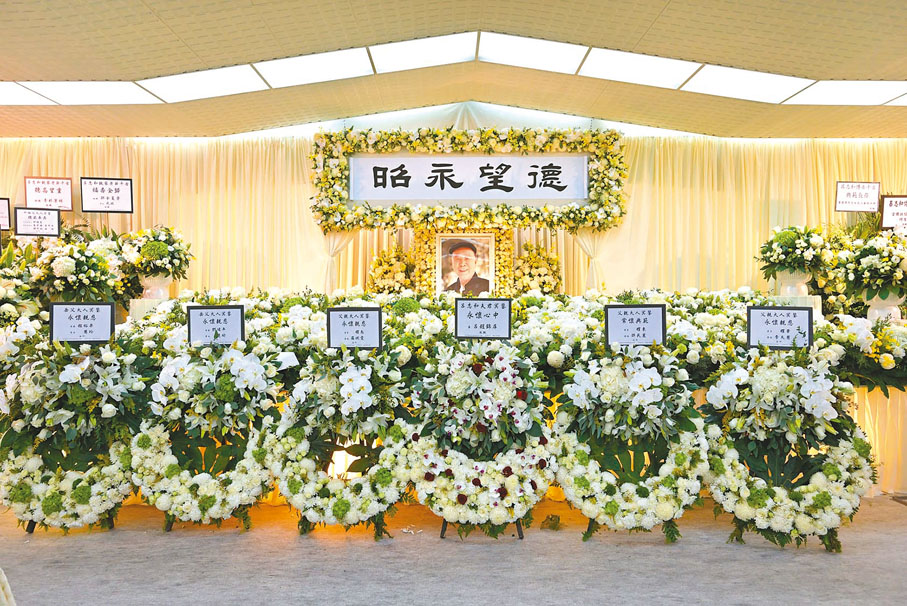 ●靈堂中央擺放家屬及各政府機關、官員等致送的花圈。