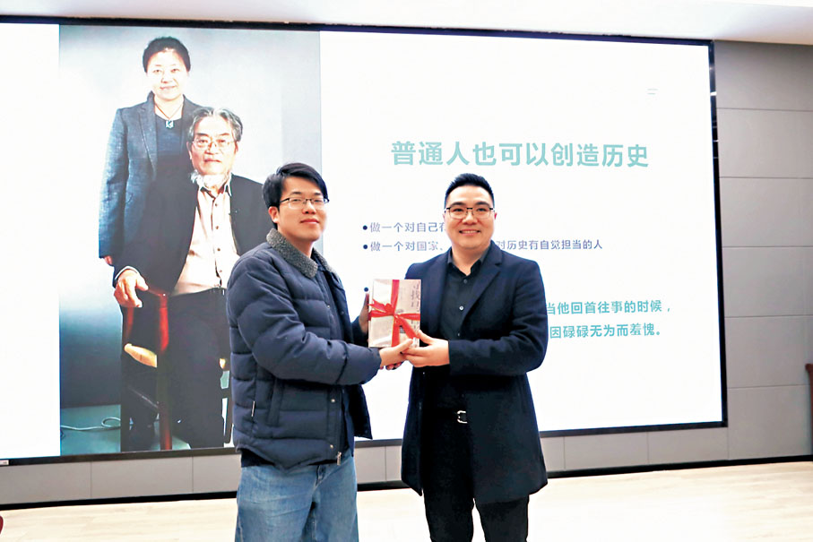 ●譯林出版社向南京第十二中學贈送《尋找馬吉影片》圖書。 香港文匯報記者陳旻 攝