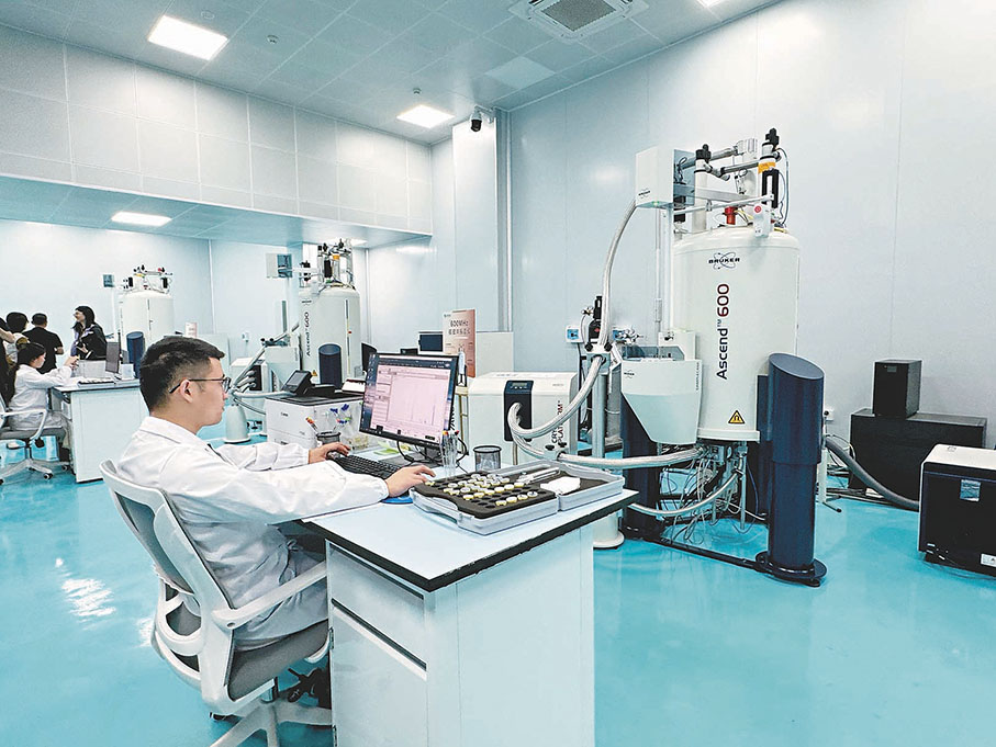 ●當記者走入研究院地下一樓的核磁技術中心時，看到有多台核磁共振波譜儀正在運作。圖為研究員正在操作譜儀設備。香港文匯報記者盧靜怡  攝