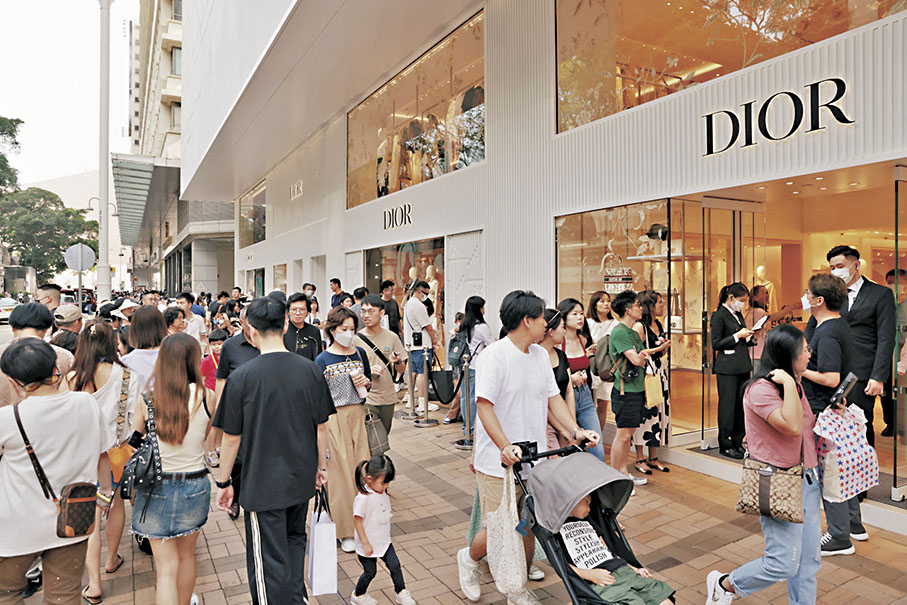 ●環聯調查顯示，44%消費者預期明年收入將有所增加。圖為尖沙咀廣東道。 資料圖片