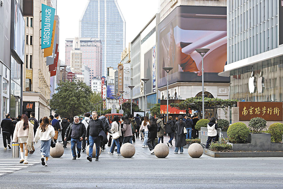 ●上月內地價格水平穩定，服務業價格水平略低，製造業和服務業市場樂觀預期均有回升。圖為遊客行走在南京東路步行街上。 中新社