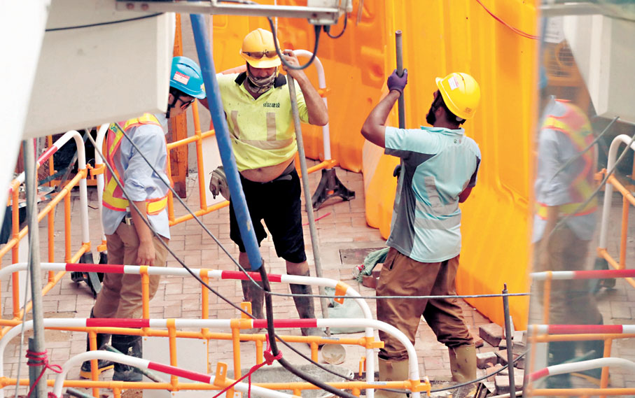 ●香港建造商會表示，仍有工人被拖糧，很可能是二判、三判因自身資金不足，才沒有向工人發薪金。圖為工人烈日下在地盤工作。 資料圖片