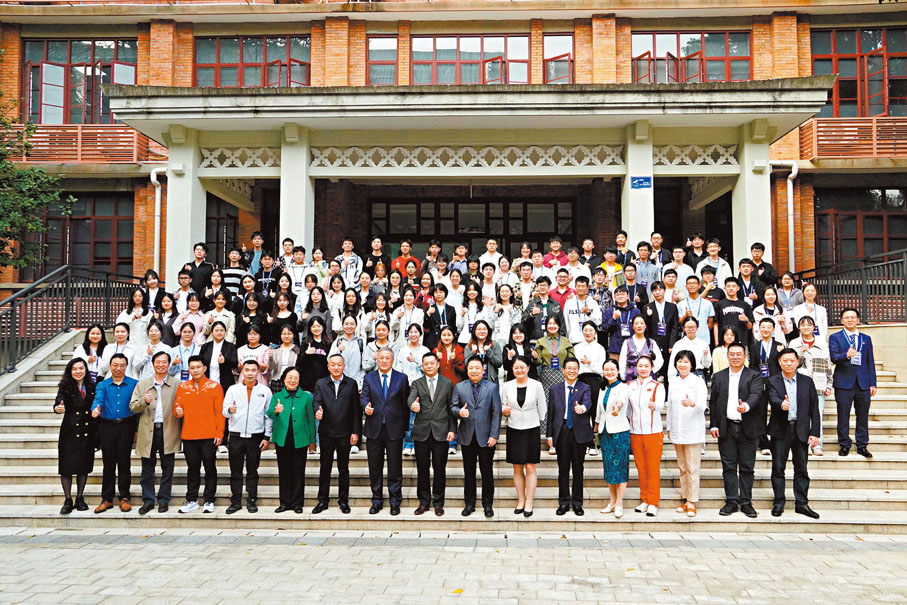 ●曾憲梓教育基金會「優秀大學生獎勵計劃」頒獎大會5日下午在中山大學舉行，來自內地38所高校的1,140名學子獲得獎勵。圖為獲獎學生與出席活動的嘉賓合影。 香港文匯報記者帥誠  攝