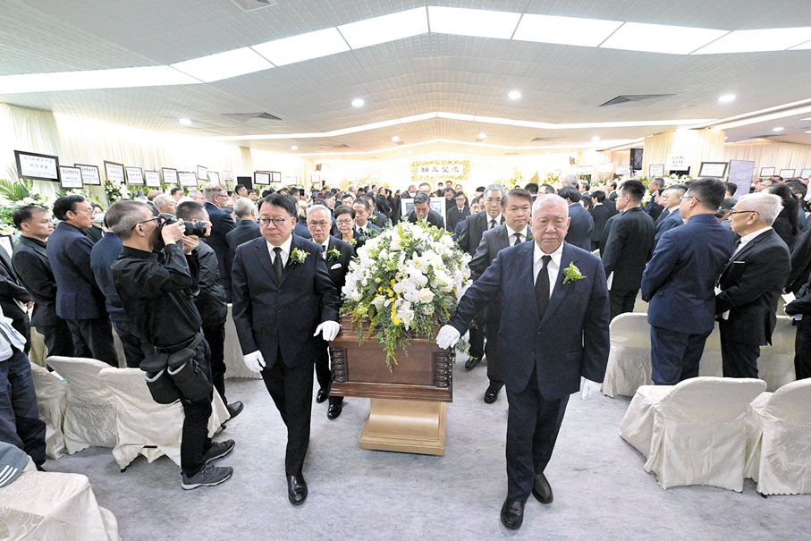 ●呂志和大殮出殯，何厚鏵、陳國基等多名港澳重要人物扶靈。