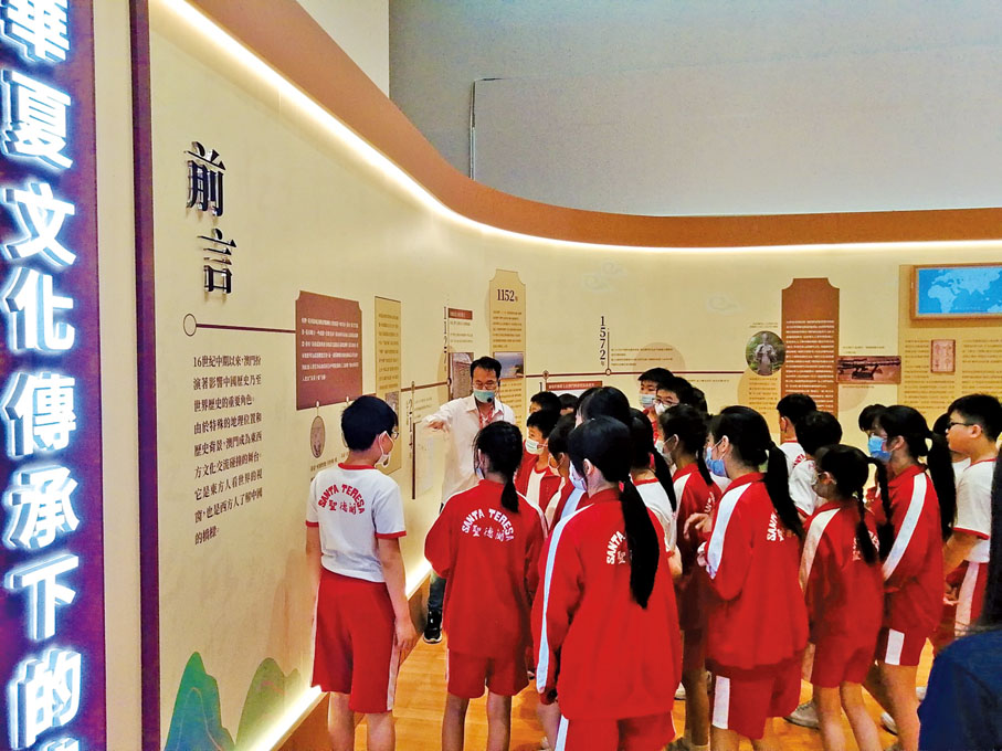 ●學生參觀青少年愛國愛澳教育基地。