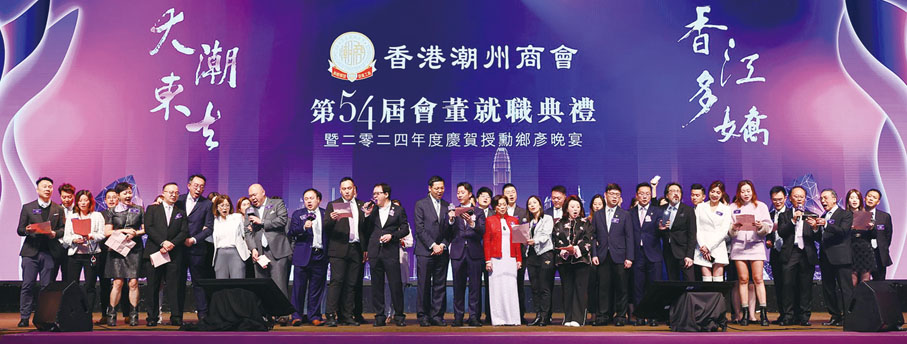 ●會長高佩璇與一眾青委委員高唱潮青之歌《同心協力》。