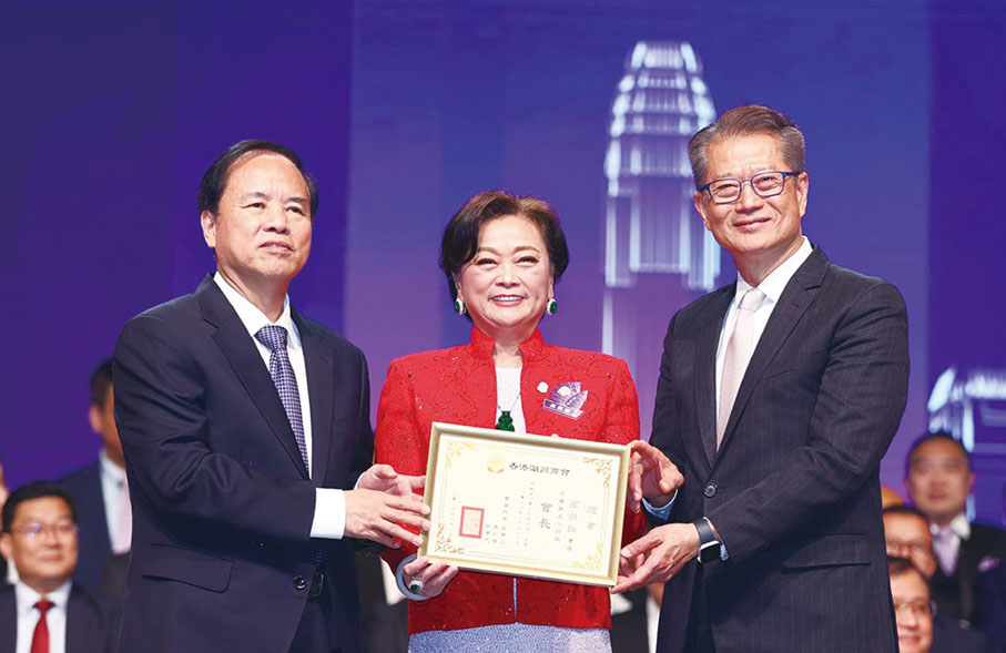 ●全國政協常委、港澳台僑委員會主任劉賜貴（左）和財政司司長陳茂波（右）頒發會長委任狀予高佩璇（中）。