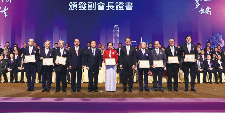 ●正副會長與主禮嘉賓合照（左起）：副會長許平川、副會長謝錦鵬、副會長蔡少偉、中央政府駐港聯絡辦副主任劉光源、全國政協港澳台僑委員會主任劉賜貴、會長高佩璇、財政司司長陳茂波、副會長鄭敬凱、副會長陳強、副會長陳建年、副會長馬清鏗。