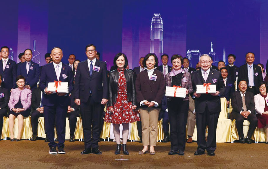 ●頒發常務會董委任狀合照（左起）：常務會董代表馬僑生、保安局局長鄧炳強、行政會議召集人葉劉淑儀、民政及青年事務局局長麥美娟、常務會董代表陳蕙婷、常務會董代表周卓如。