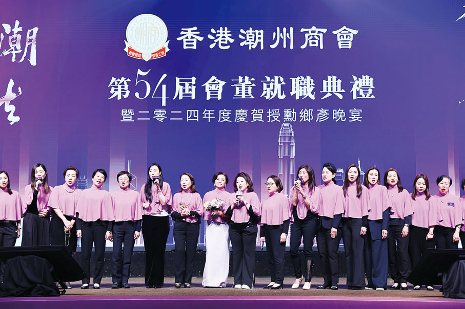 ●會長高佩璇與婦委會委員合唱《我的驕傲》。