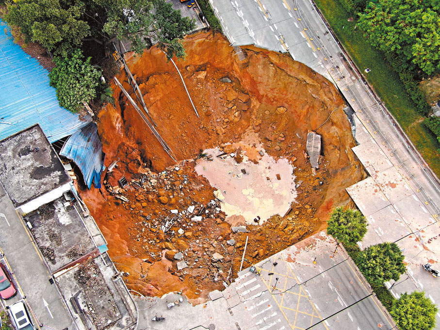 ●深圳市寶安區應急管理局5日通報，4日23時許，位於寶安區航城街道洲石路的深江鐵路5標段施工現場突發地面坍塌，接施工單位報告，13名現場作業人員失聯。這是12月5日拍攝的坍塌現場（無人機照片）。   新華社