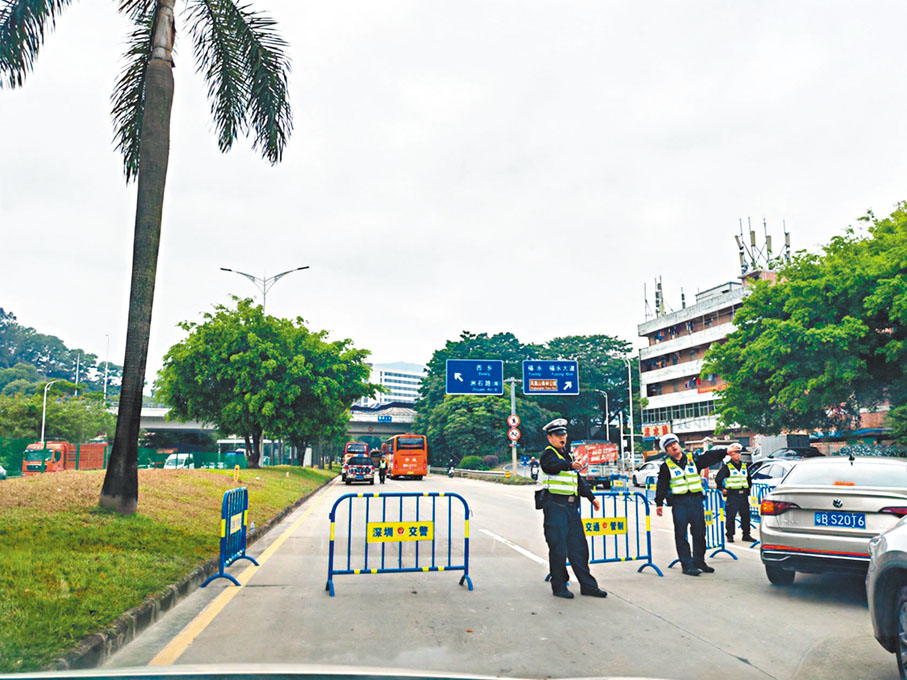 ●洲石路北往南方向部分路口實行交通管制。   香港文匯報記者石華 攝