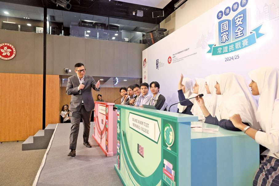 ●鄧炳強局長親臨比賽現場為參賽學生打氣及玩熱身問答小遊戲。