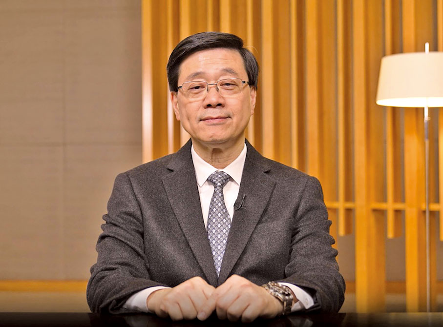 【行政長官李家超視頻致辭】行政長官李家超在視像致辭時表示，基本法第二十三條已完成本地立法，新訂立的《維護國家安全條例》與香港國安法渾然一體、兼容互補，完善維護國家安全的法律制度和執行機制。他期望同學通過參與是次比賽，更深入及正確理解憲法與基本法，並加強對總體國家安全觀、香港國安法及《維護國家安全條例》的認識，使他們對自覺維護國家安全的公民責任和義務有更深刻的體會。