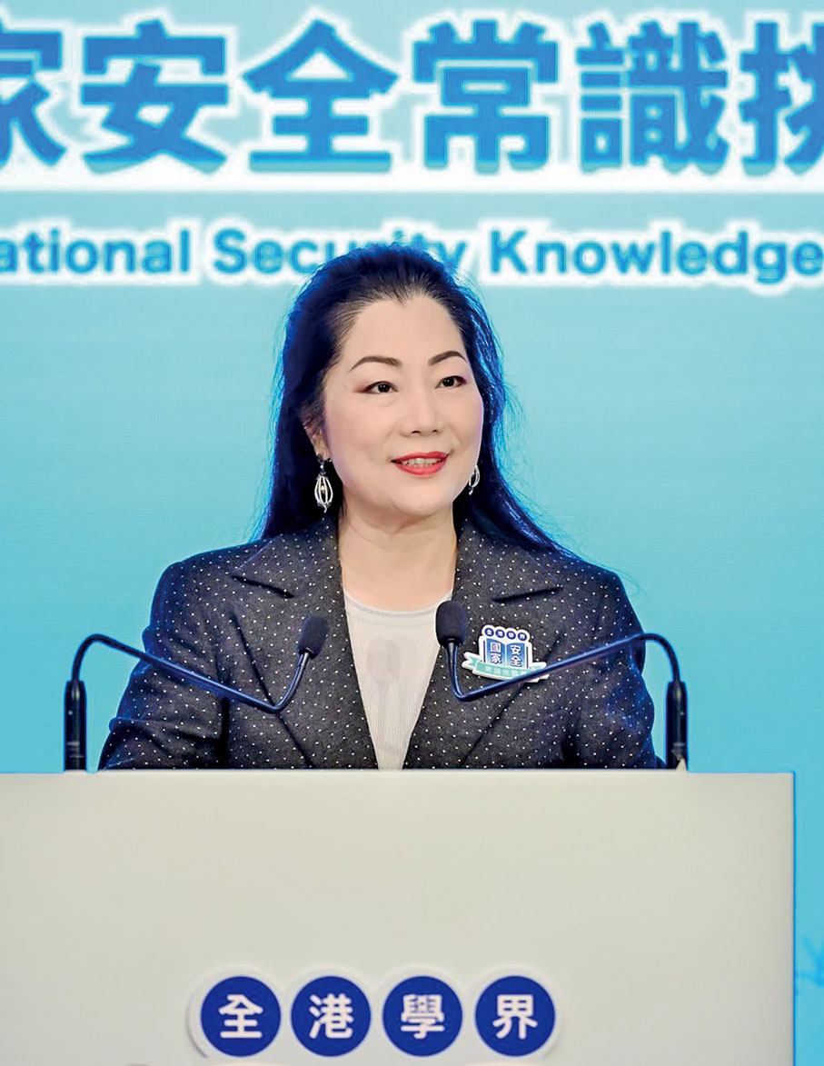 【香港善德基金會主席董吳玲玲致辭】香港善德基金會主席董吳玲玲致辭時表示，維護國家安全是公民責任，市民應知法、守法、護法，共築安全穩定、百業興旺的香港。香港善德基金會致力培養下一代的正向思維、法治和道德觀念，弘揚愛國愛港精神；創會10年推出多項國民教育活動，深受學界歡迎和各界好評。