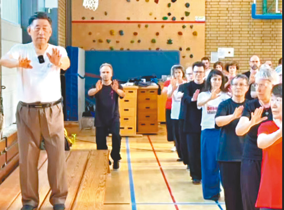 ●陳小旺數十年來在80多個國家和地區建立太極拳協會，圖為他在海外教學。視頻截圖