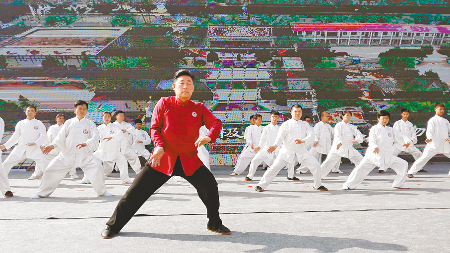 ●陳小旺在2017世界百城千萬人太極拳展演中演練太極拳。 資料圖片