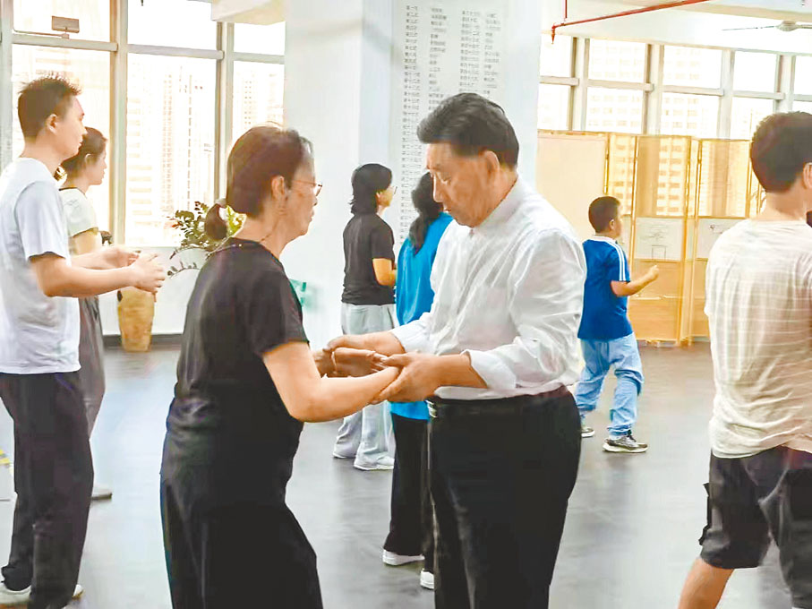 ●陳小旺在深圳的陳家溝太極拳學校對學員進行指導。 實習記者吳笑雨  攝