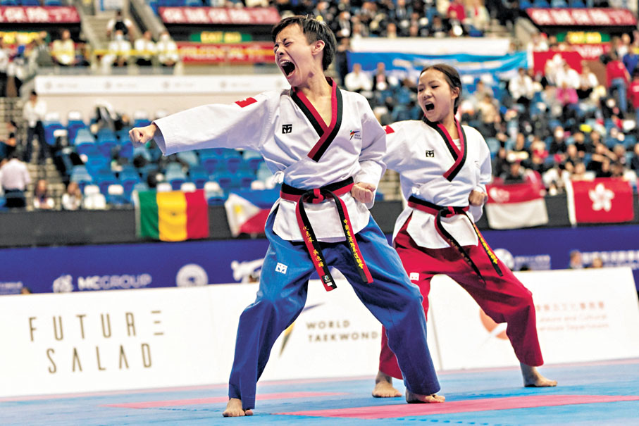 ●兩位港隊小將在煞科日為香港跆拳道品勢寫下新章。 公關供圖