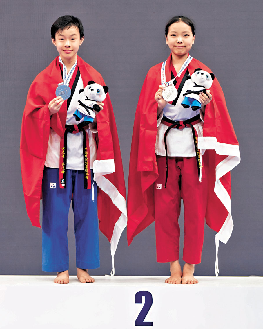 ●吳逸晞（左）與黃逸彤為港隊贏得歷來首面世錦賽銀牌。 公關供圖