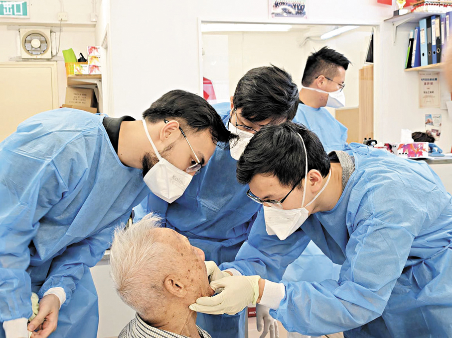 ●「社區牙科支援計劃」將增加補牙服務，包括獲醫管局豁免全部醫療費用的人，政府會資助全數費用。圖為牙醫為長者檢查牙齒。資料圖片