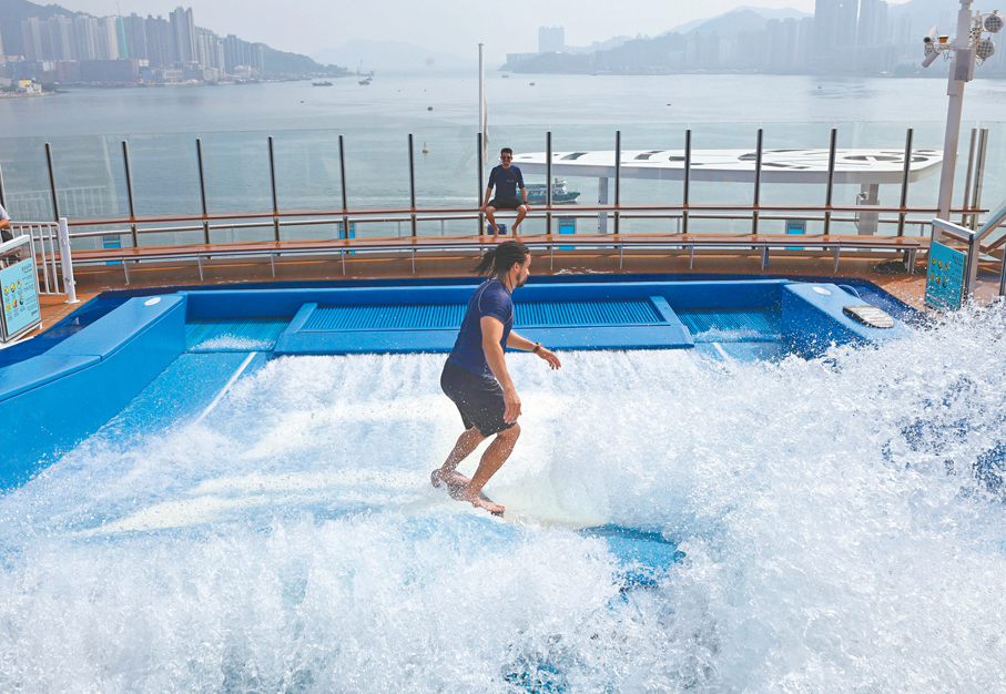 ●旅客體驗「海洋光譜號」甲板上的模擬衝浪器。