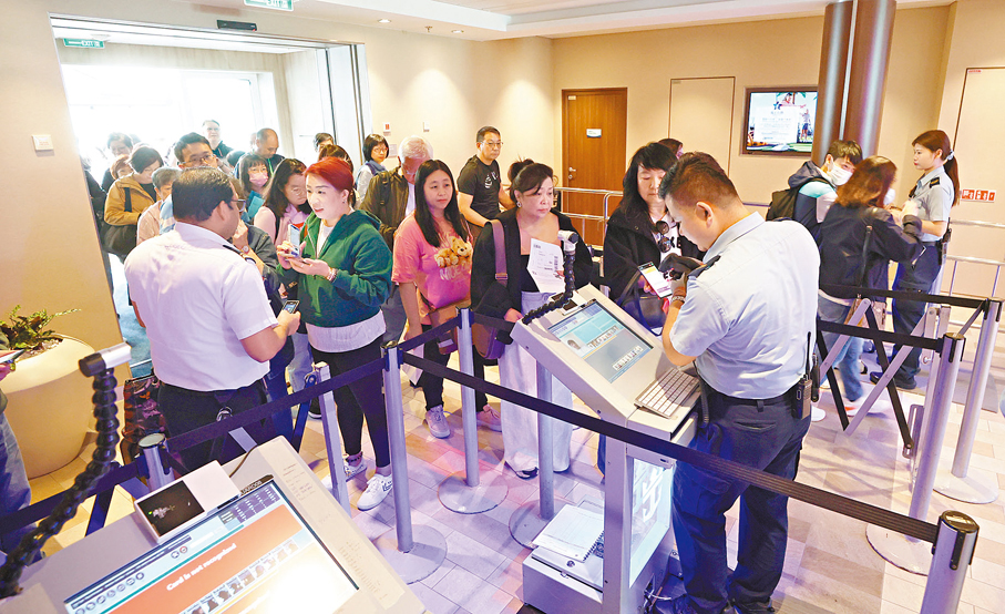 ●「海洋光譜號」攜同超過4,800名國際旅客昨日上午抵達香港。