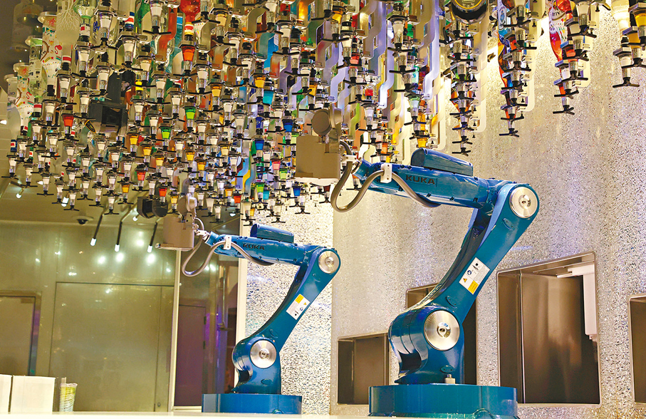 ●酒吧設有兩個機器人負責調酒。