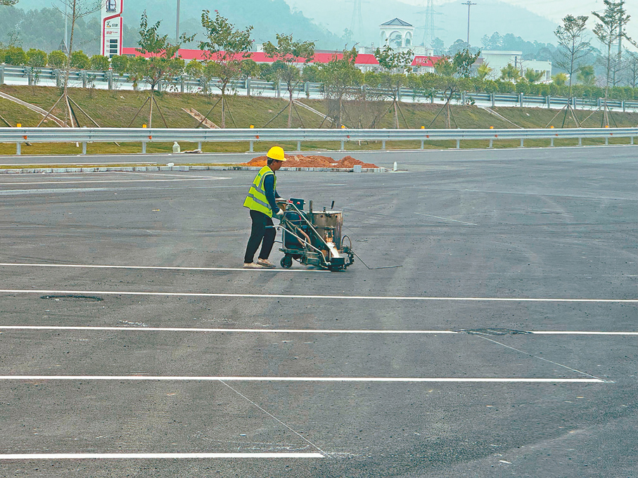 ●黃茅海跨海通道本月即將通車，目前正在進行最後的收尾工作。