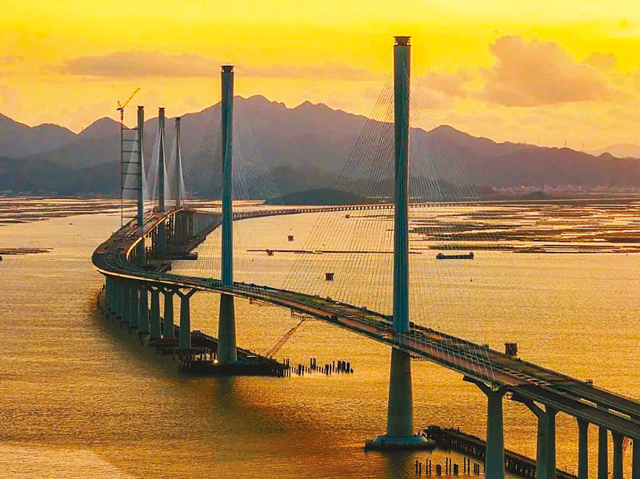 ●橋上五座「小蠻腰」，抗颱風防船撞。 網上圖片