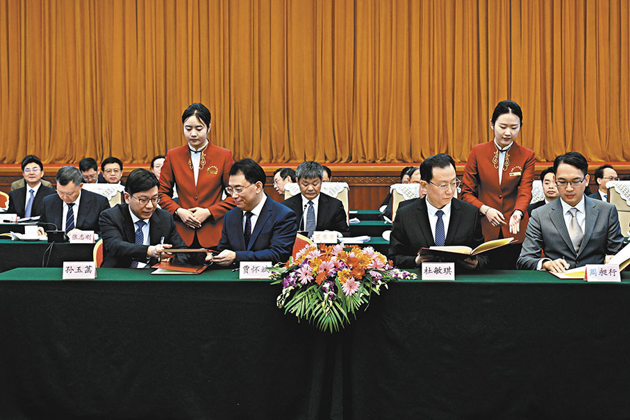 ●孫玉菡、人力資源和社會保障部辦公廳主任賈懷斌、廣東省人力資源和社會保障廳廳長杜敏琪，以及澳門特別行政區政府人才發展委員會秘書長周昶行共同簽署合作備忘錄。