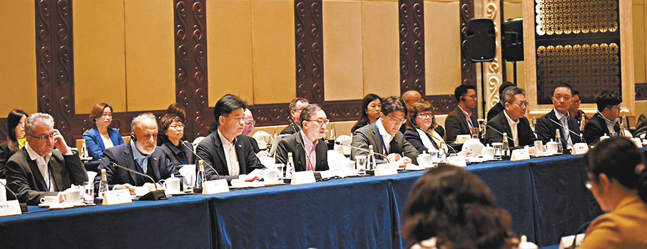 ●林定國率領逾30名香港涉外法律人才代表團昨日前往深圳，繼續粵港澳大灣區訪問行程。 香港文匯報記者胡永愛  攝