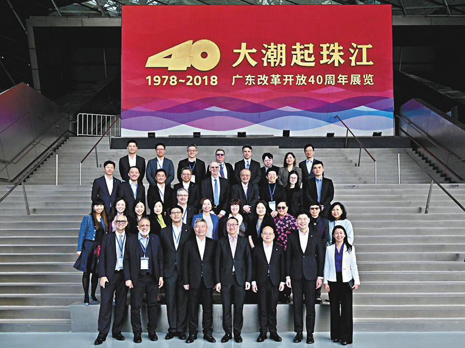 ●香港涉外法律人才代表團在深圳改革開放展覽館前合影。 香港文匯報深圳傳真