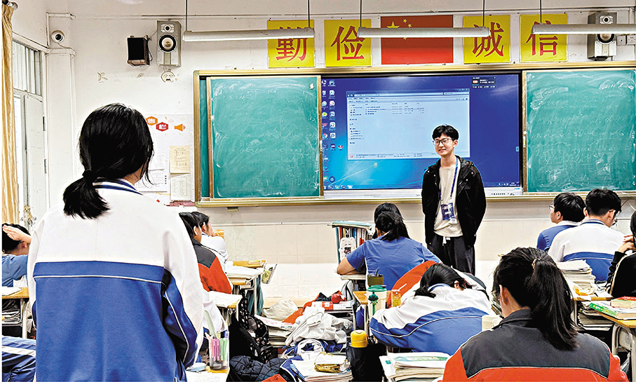 ●曾憲梓教育基金會「優秀大學生獎勵計劃」獲獎學生代表與曾憲梓中學學生交流。香港文匯報記者黃寶儀  攝