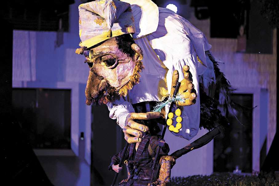 ●在小鎮的戶外空間，怪誕法國藝術團 「明天我們改變一切劇團」 帶來《鳥人與他的奇美拉樂隊》。