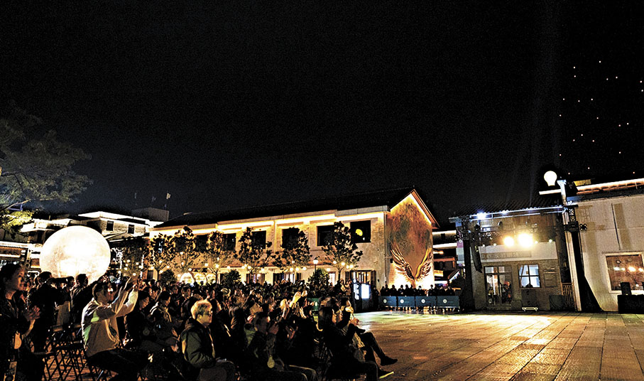 ●「會昌戲劇季002」開幕式上的點燈儀式。