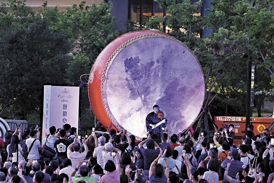 ●現場設直徑3.47米太平鼓讓參與者敲擊。