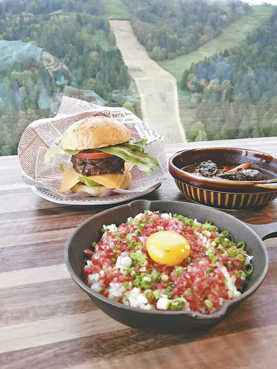 ●在Grilled AGI吃早餐，可看到滑雪場，美食也多選擇。