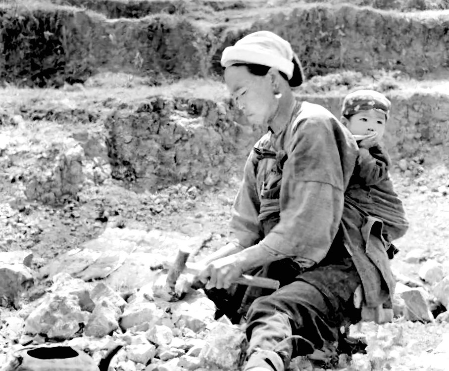 ●當年修築滇緬公路的民工。 作者供圖