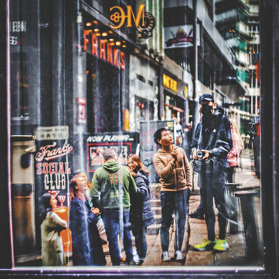 ●發哥透過玻璃的折射，讓自己融入畫面。