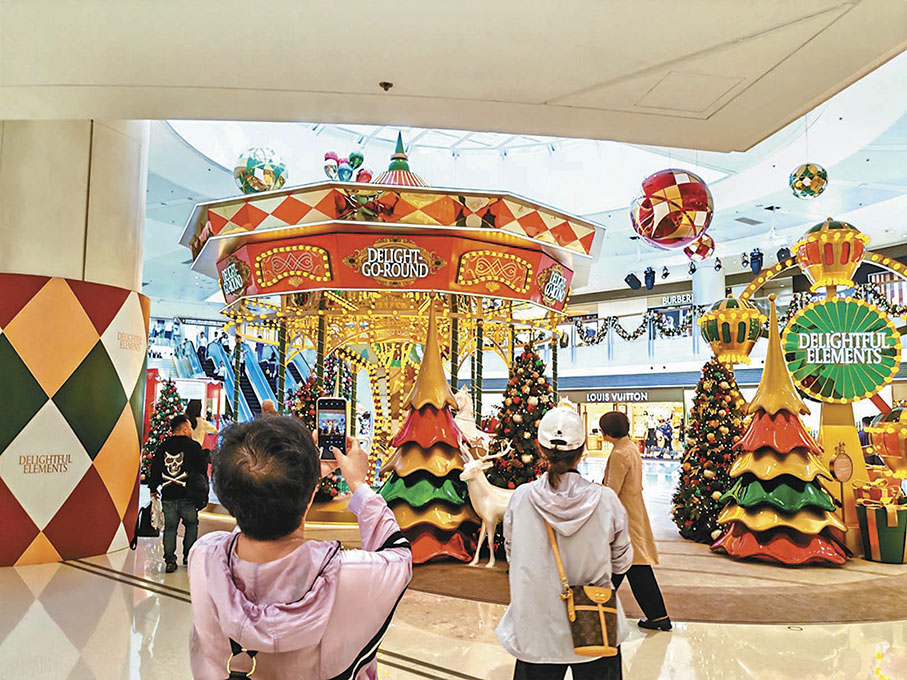 ●聖誕氛圍提前到來，深圳市民赴港感受。圖為圓方商場的聖誕裝置。 香港文匯報記者石華 攝