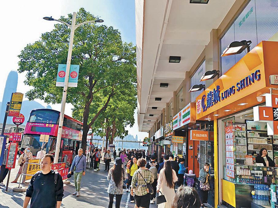 ●4日，尖沙咀附近遊客人頭攢動。 香港文匯報記者石華 攝