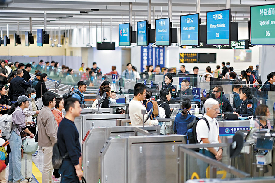 ●7日，西九龍邊檢站開足查驗通道，應對周末客流高峰。 深圳邊檢總站供圖