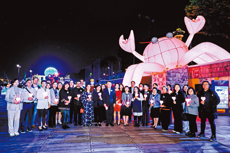 ●幻彩耀濠江開幕，澳門政府團隊及設計團隊在「蟹小寶」裝置前合影。澳門政府網站圖片