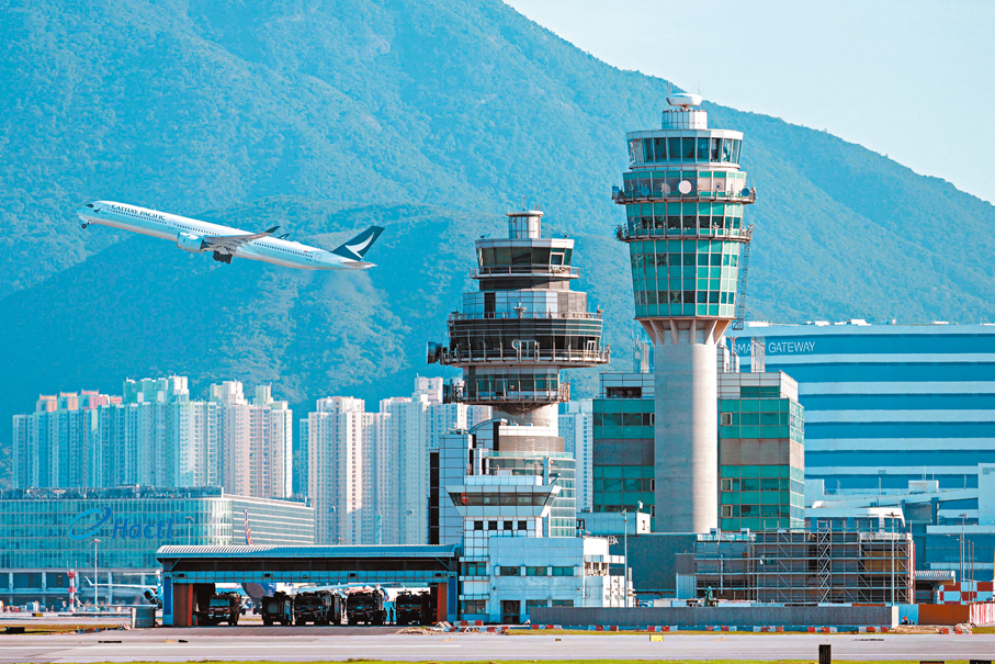 ◆陳美寶強調，有信心利用香港國際機場和三跑優勢，與大灣區內其他機場合作。圖為三跑正式啟用後，陸續有航班從各個跑道起飛。 資料圖片